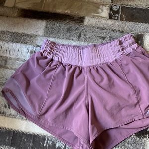 Lululemon 2.5 inch shorts - color-mauve size 4